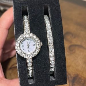New Quartz woman’s watch and matching bracket